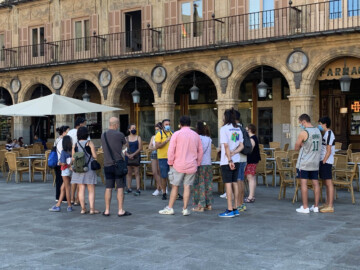 Turistas en la Plaza Mayor de Salamanca. (2)