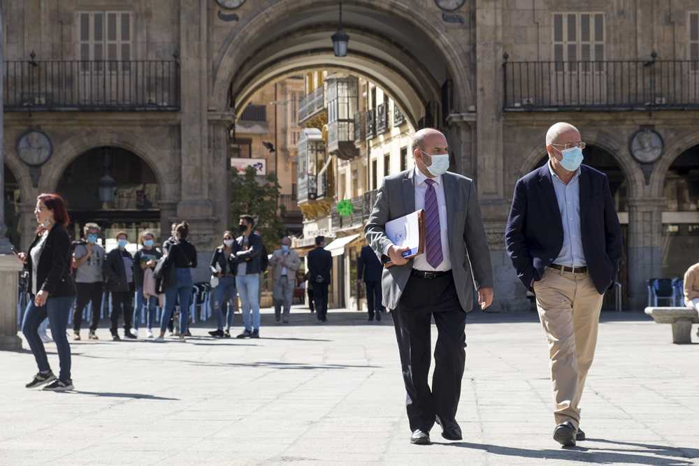 JESÚS FORMIGO / ICAL . El vicepresidente de la Junta, Francisco Igea, en la Plaza Mayor de Salamanca.