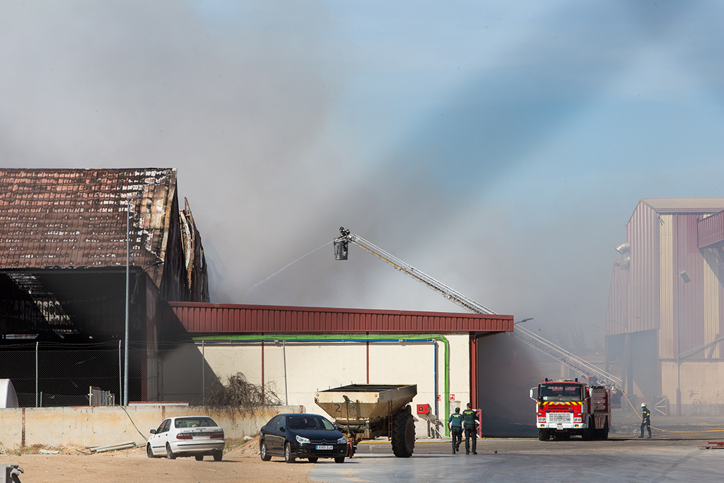 JL Leal / ICAL . Incendio en las instalaciones de la Cooperativa Cobadu