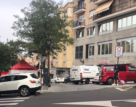 Coches aparcados en pasos de cebra, vados, acera en la Ronda de Santi Spiritus