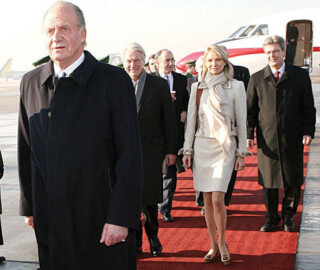 Juan Carlos I y detrás de él, Corinna Larsen.