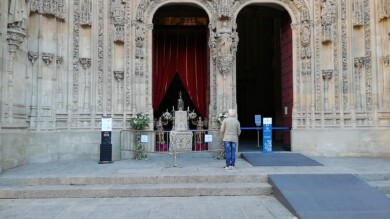 La imagen de la Virgen de la Vega recibe a los fieles salmantinos en la puerta de la fachada oeste de la Catedral.