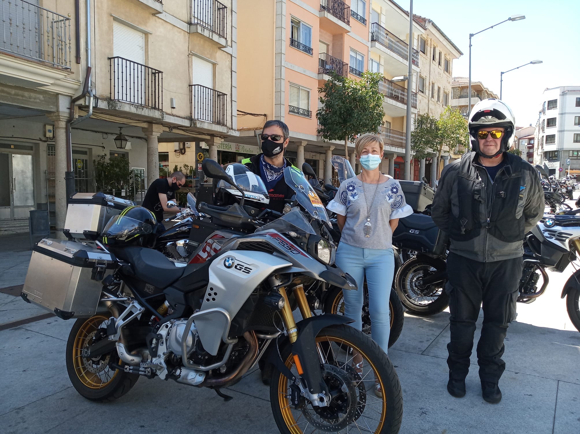 Yolanda Alonso, junto a los participantes del Rally Ruta Vía de la Plata, en Guijuelo.