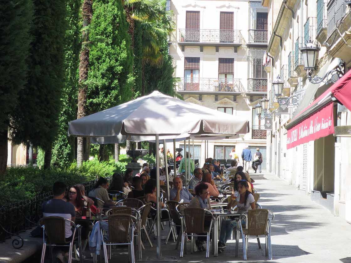 terraza gente plaza libertad coronavirus