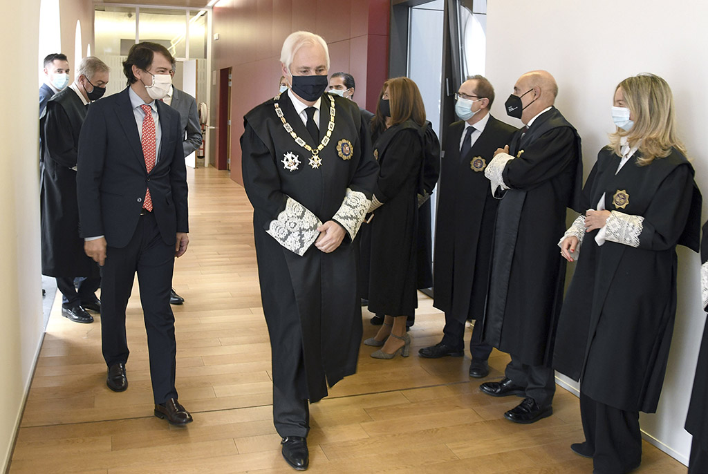 Ricardo Ordóñez / ICAL. El presidente de la Junta de Castilla y León, Alfonso Fernández Mañueco (I), junto al presidente del TSJ, José Luis Concepción (D)