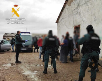 Guardia Civil / ICAL . La Guardia Civil desarticula, en la ‘Operación Isla Azul’, una red de trata de seres humanos y libera a 20 personas explotadas laboralmente