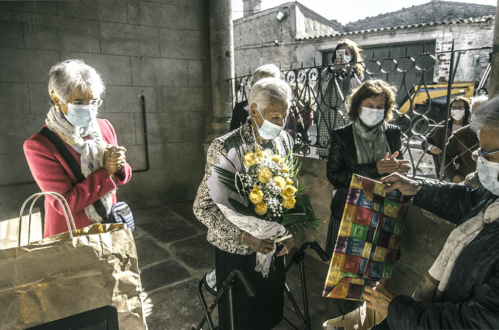 Jesusa García, la centenaria de El Manzano, durante el homenaje.