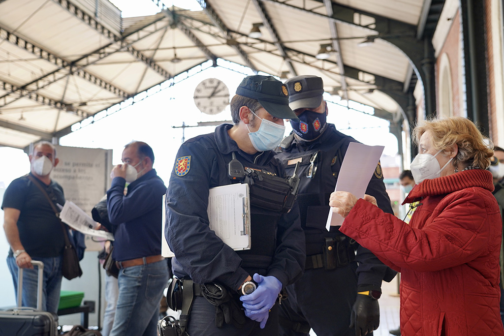 Miriam Chacón ICAL . Control de la Policía Nacional en la estación de Valladolid con motivo del cierre perimetral de la región.