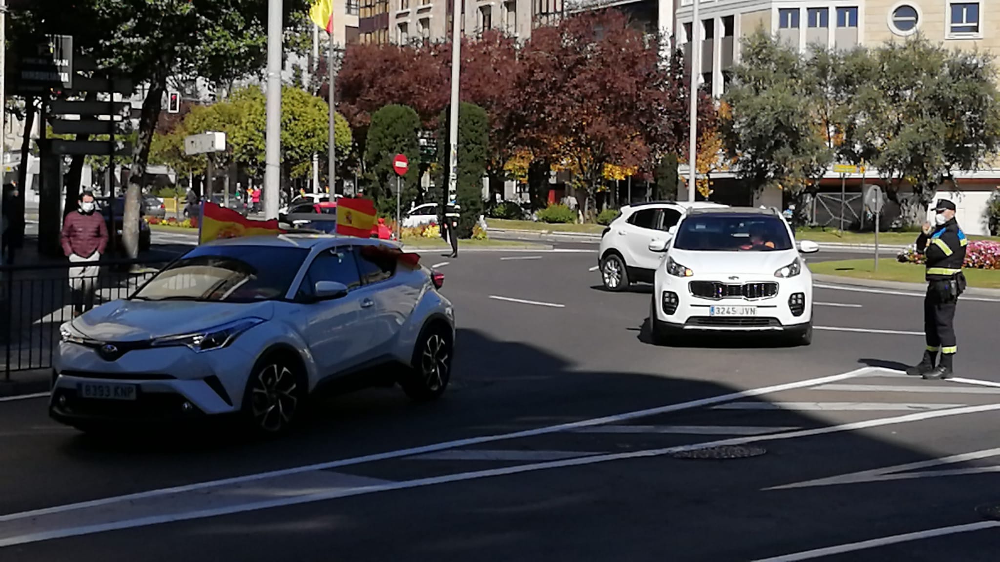 La caravana de coches hizo el circuito de avenida Mirat, plaza España y Gran Vía.