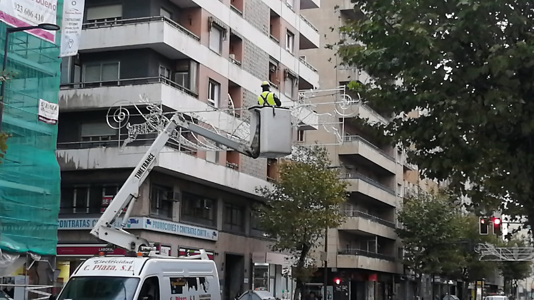 Los operarios montando las estructuras de la iluminación navideña en la calle María Auxiliadora.
