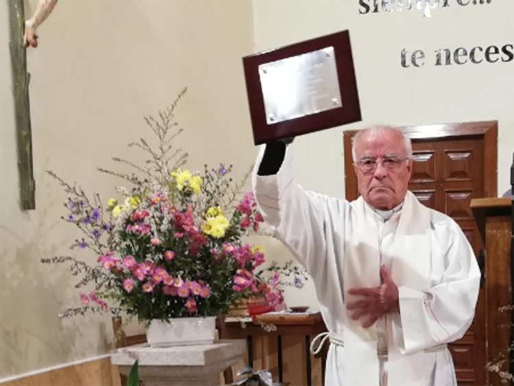 Serradilla del Llano homenajea a su párroco, don Joaquín.
