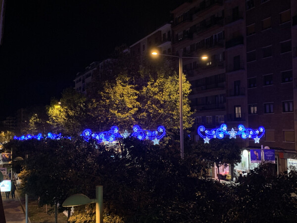 Las luces de Navidad que adornan la avenida de Portugal.