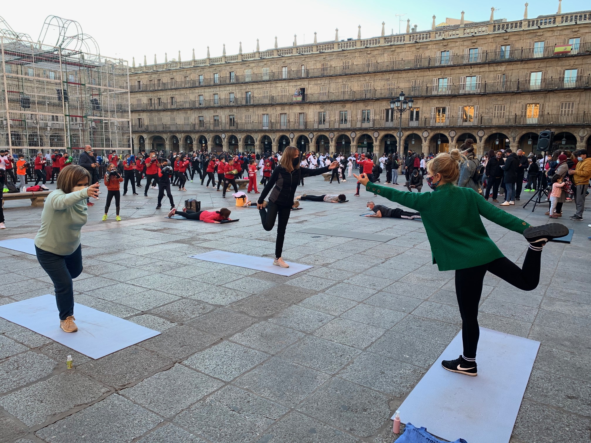 Marta Corrionero, maestra de yoga en Ganesha Salamanca, en la Plaza Mayor.