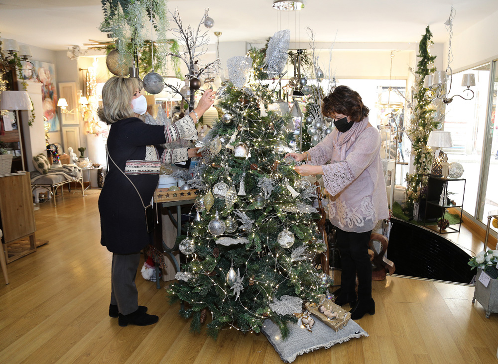 Brágimo / ICAL . Tienda de Palencia decorada con motivos navideños