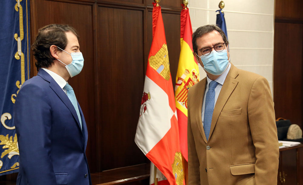 Rubén Cacho / ICAL . El presidente de la Junta de Castilla y León, Alfonso Fernández Mañueco, se reúne con el presidente de la CEOE, Antonio Garamendi.