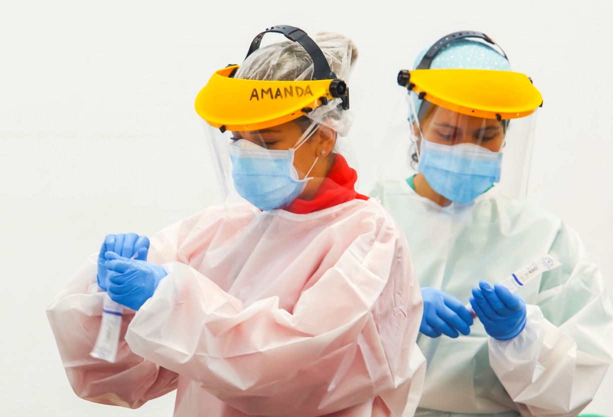 dos enfermeras hacen test pcr bierzo leon ical