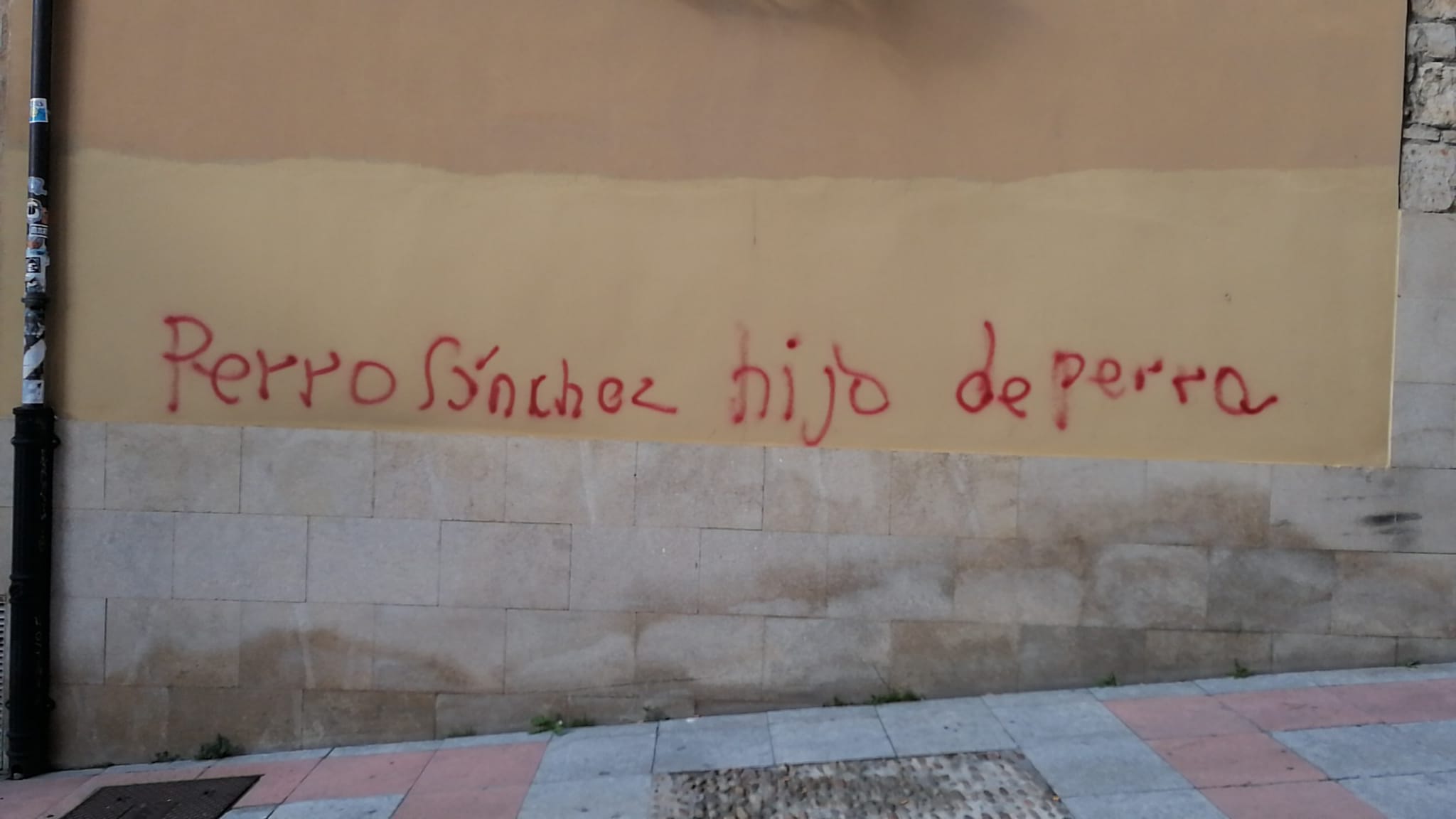 Una pintada insultando a Pedro Sánchez en la calle Tentenecio de Salamanca.