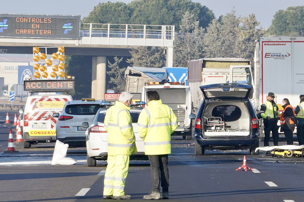 Miriam Chacón / ICAL . Tres personas muertas atropelladas al tratar de auxiliar a un camión accidentado en Tordesillas (Valladolid)