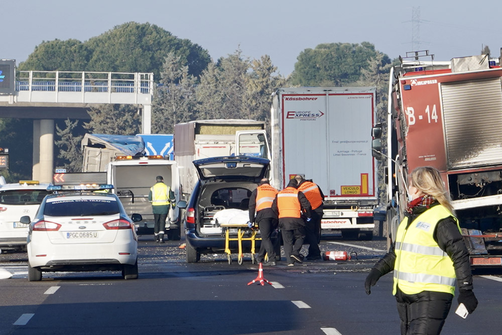 Miriam Chacón / ICAL . Tres personas muertas atropelladas al tratar de auxiliar a un camión accidentado en Tordesillas (Valladolid)