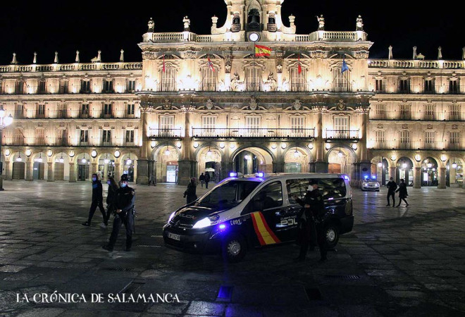 Policías nacionales en la Plaza Mayor de Salamanca este sábado 16 de enero antes del toque de queda de las 20.00 horas.