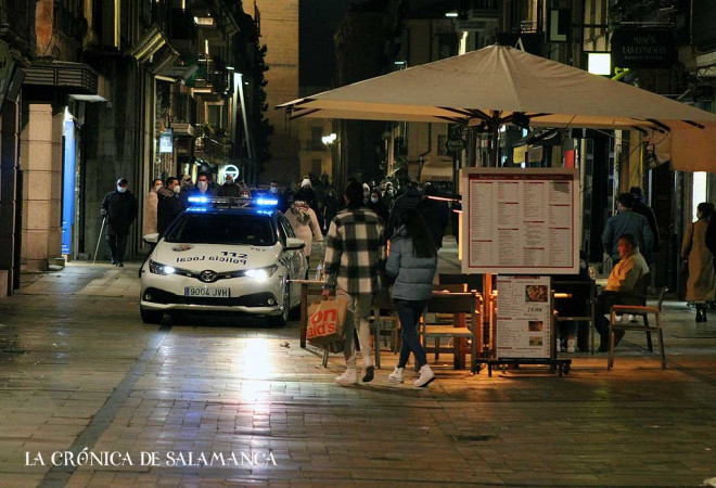 Un vehículo de la Policía Local en una de las calles céntricas de Salamanca este sábado, 16 de enero.