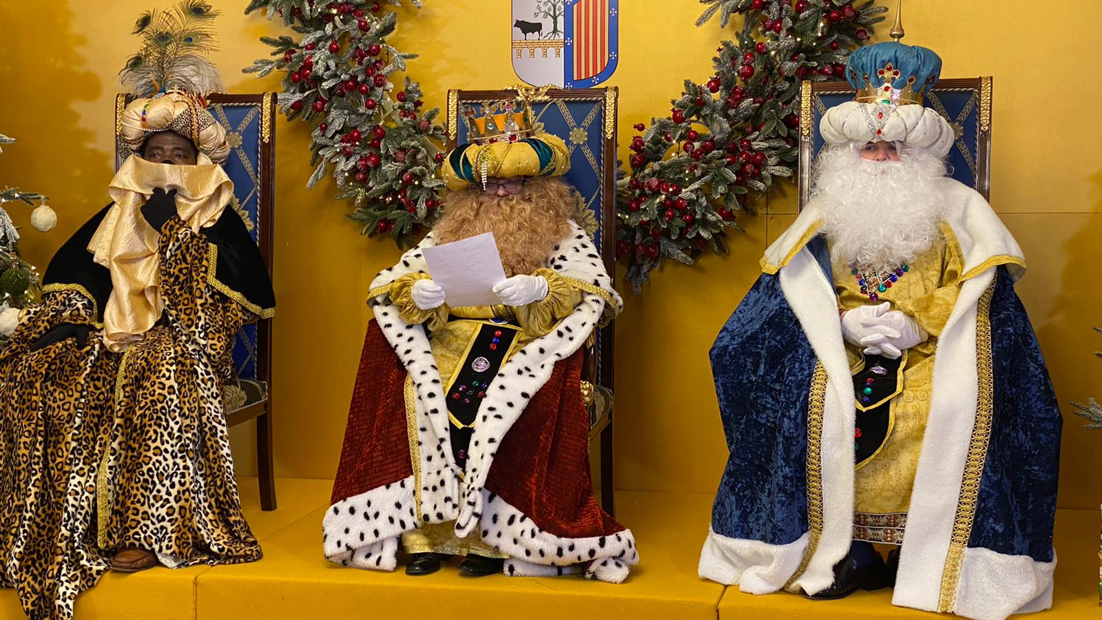 Los Reyes Magos y su séquito visitan el Ayuntamiento de Salamanca. 