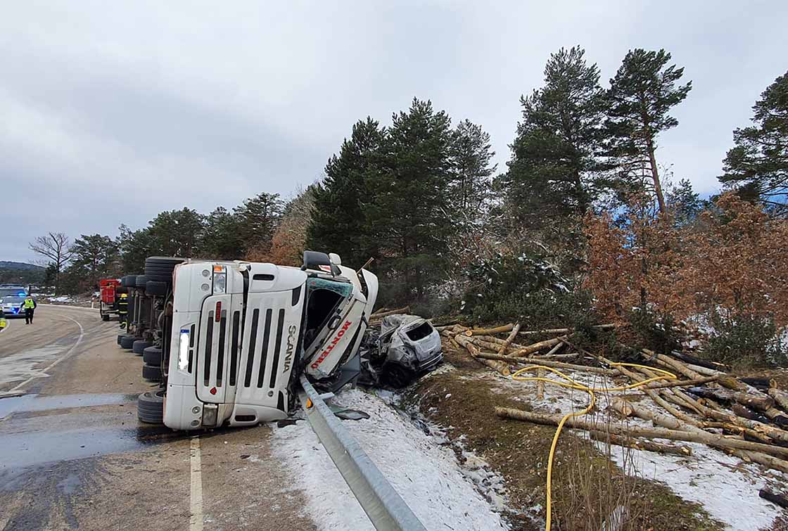 accidente trafico soria dos muertos camion troncos ical (4)