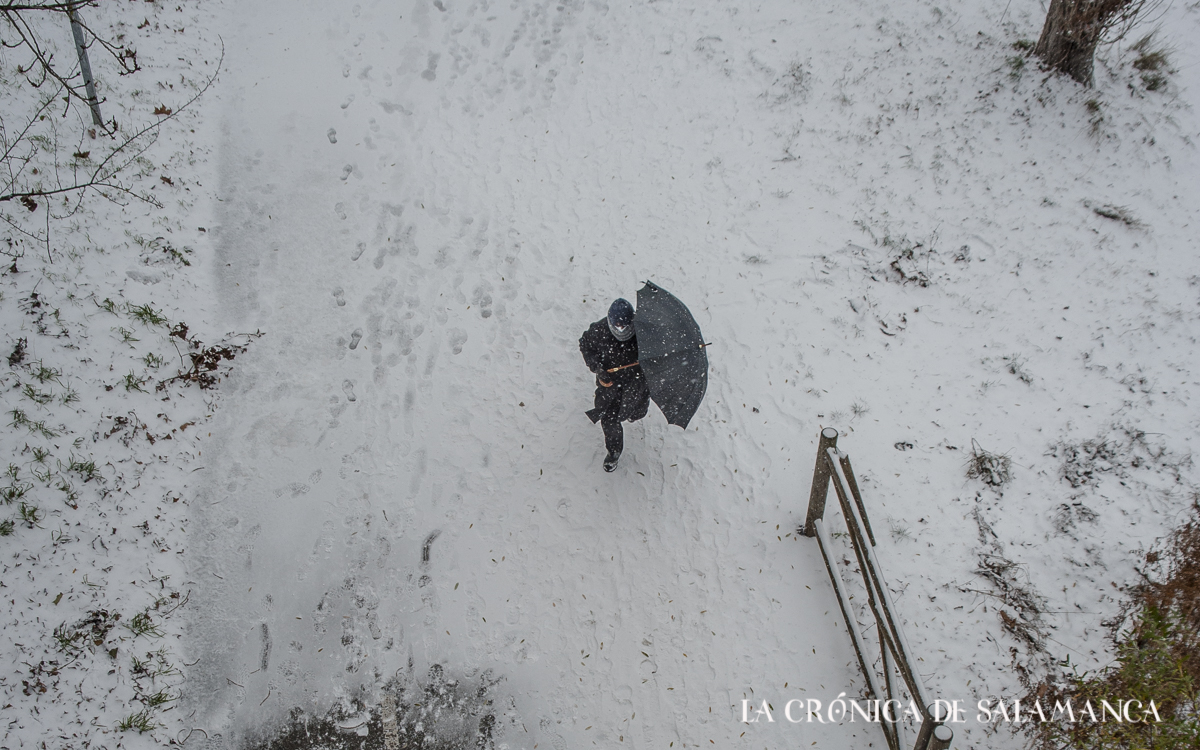 Una persona pasea por Salamanca durante la nevada.