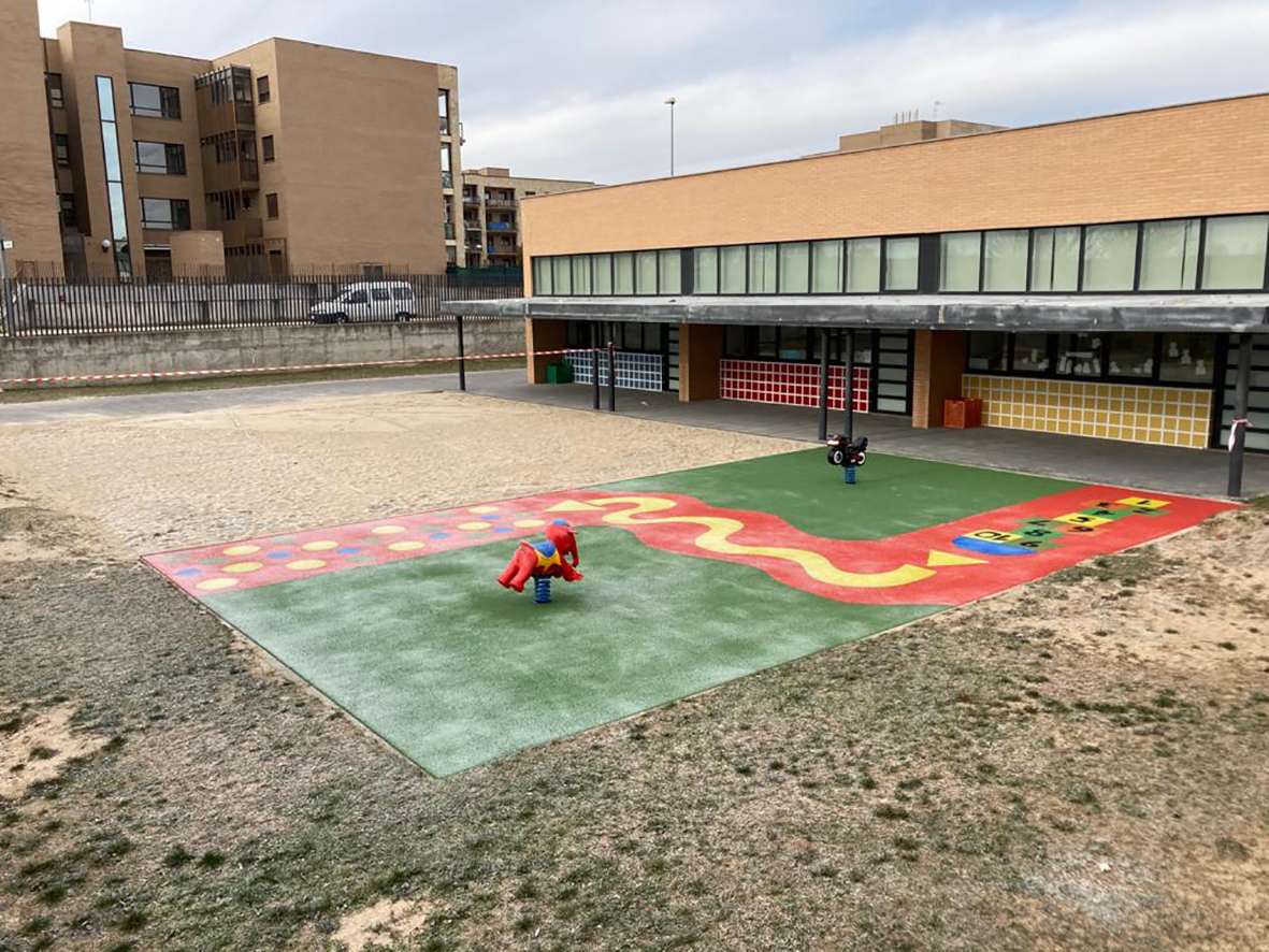 El Ayuntamiento de Carbajosa renueva el patio del CEIP La Ladera que los alumnos estrenan este lunes