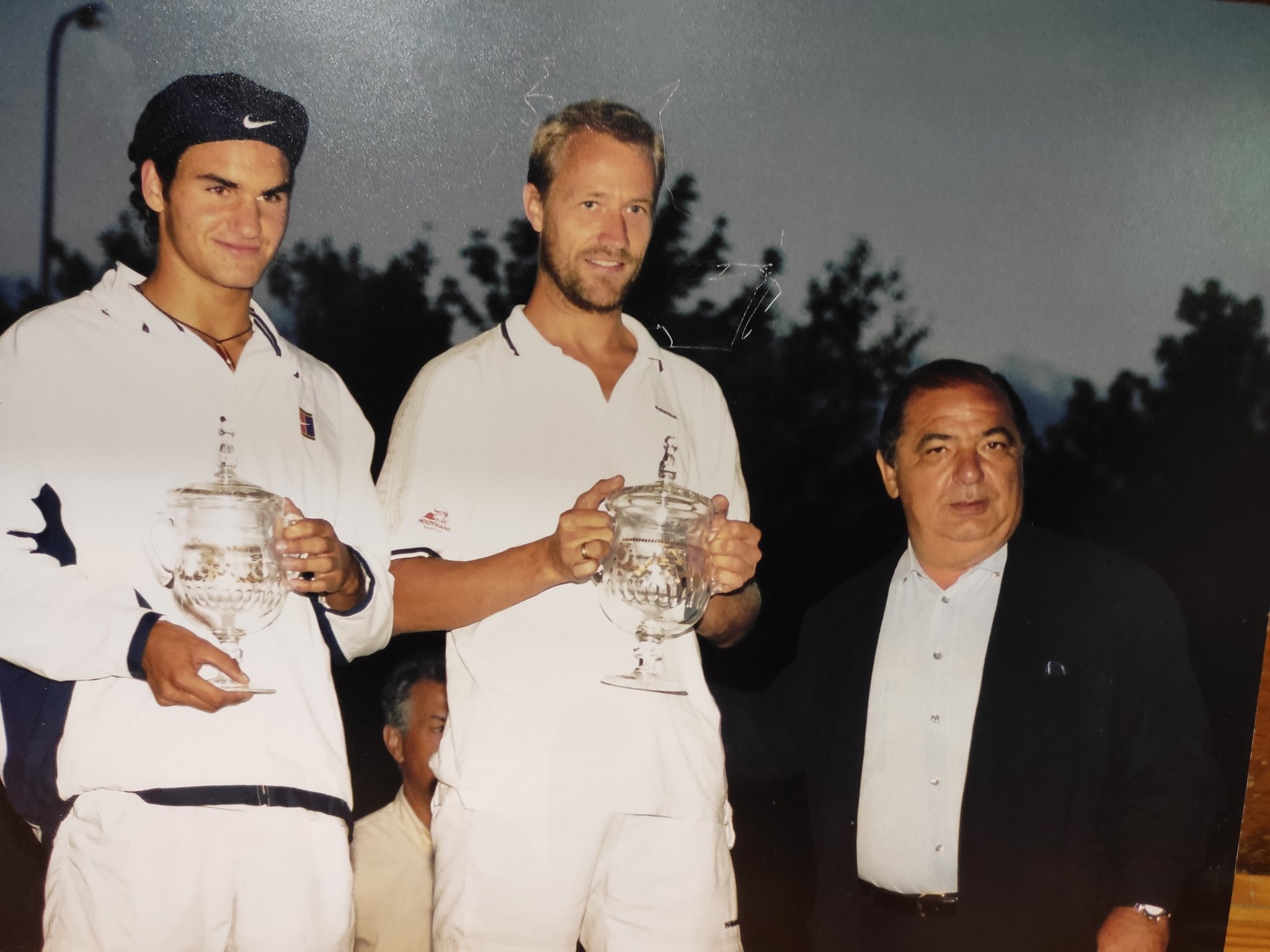 Pedro Muñoz junto a Roger Féderer y Groen, en el Open de Tenis de Castilla y León en 1999. Foto. Tenis El Espinar.