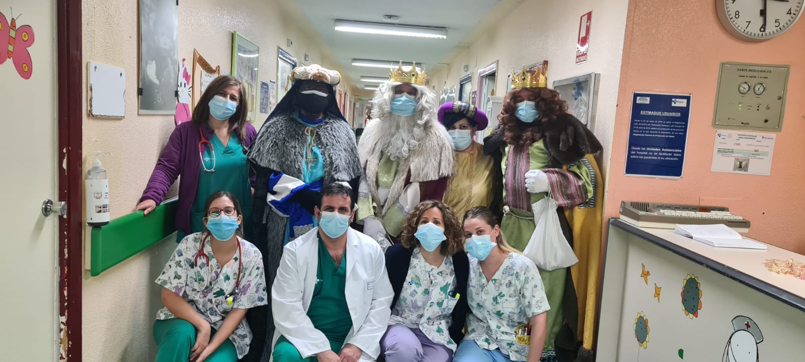 Los Reyes Magos, Melchor, Gaspar y Baltasar, realizan su visita en el hospital de Salamanca.