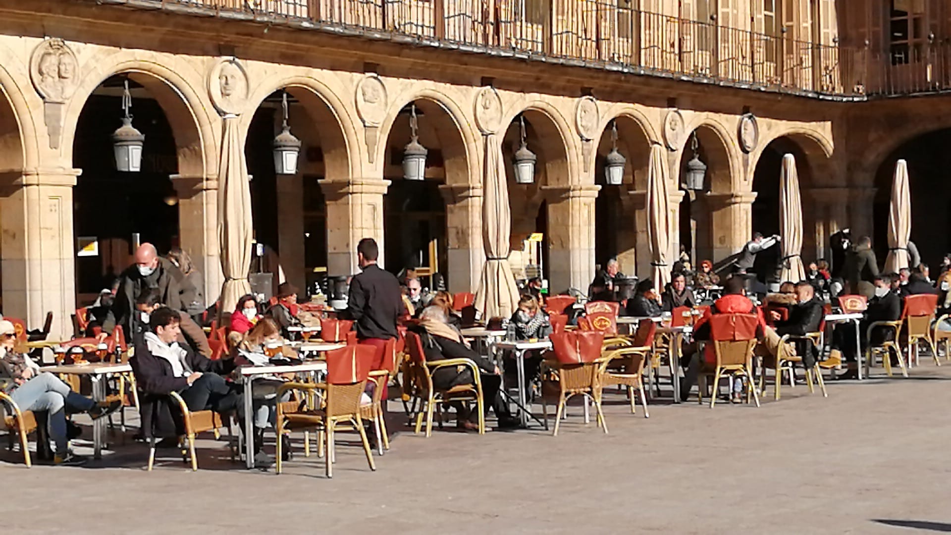 Las terrazas con sol de la Plaza Mayor estaban concurridas en las horas centrales del día.