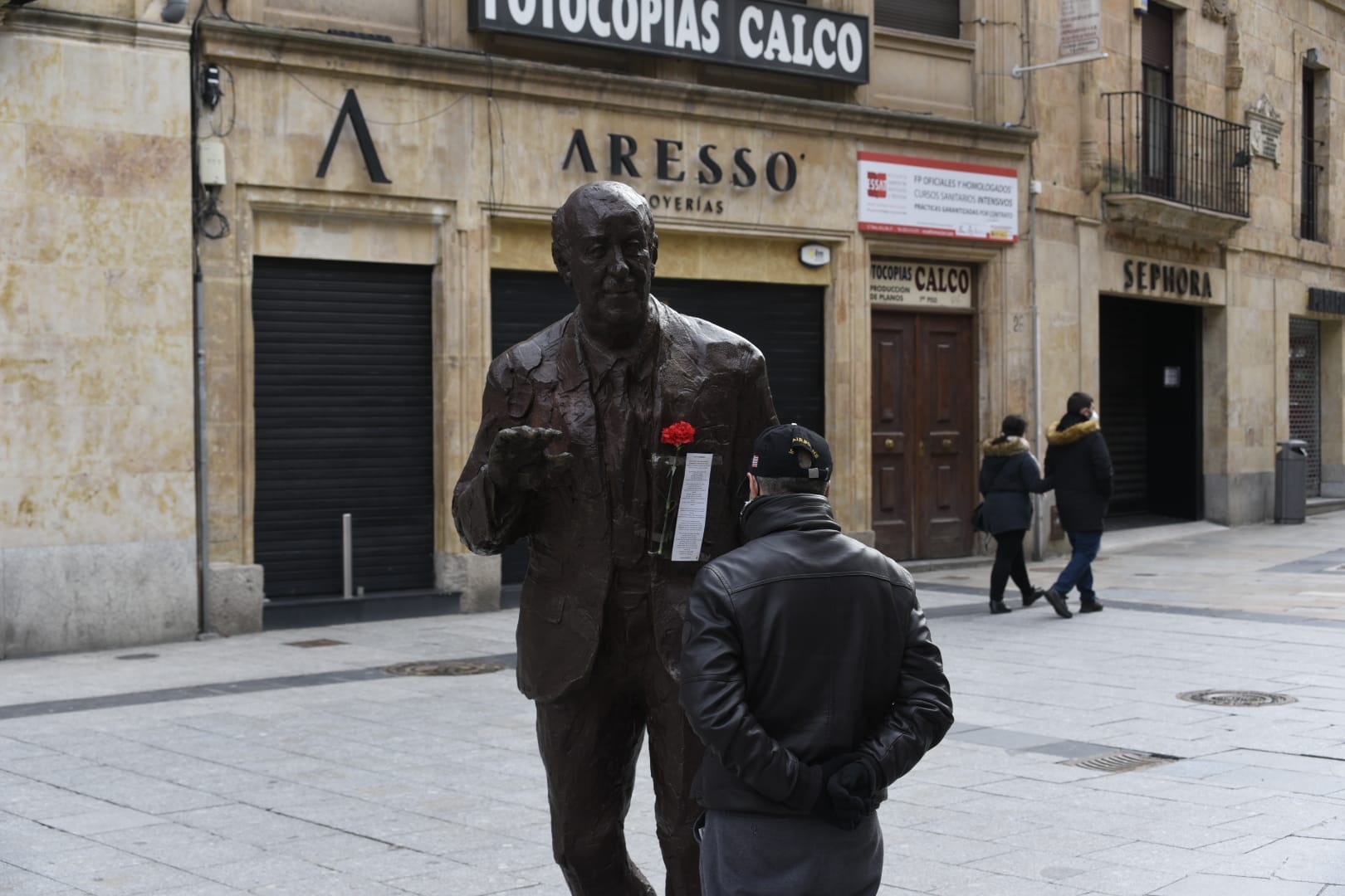 La estatua de Vicente del Bosque luce un clavel y el poema de Mario Benedetti, No te rinda. ,