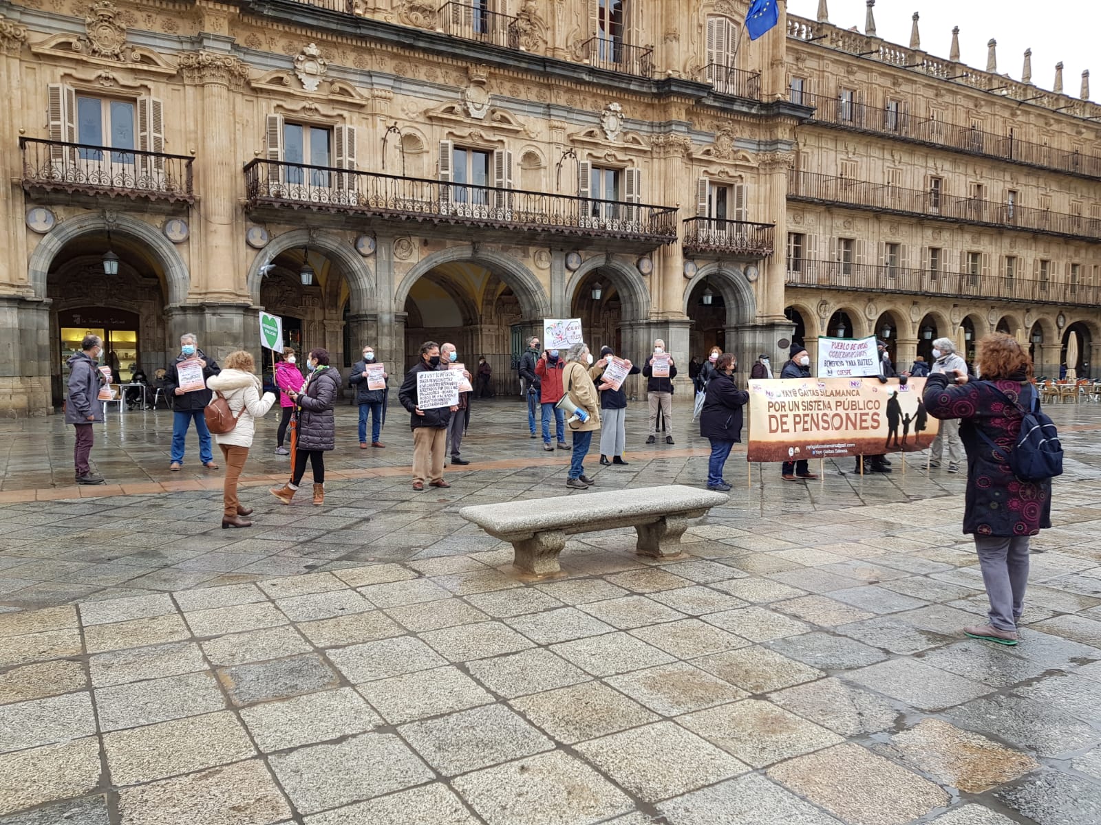 La plataforma de Yayogaitas de Salamanca se concentró en la Plaza Mayor para defender las pensiones de jubilación.