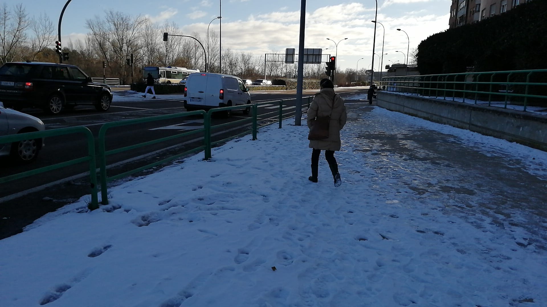 Una persona camina por una acera helada.