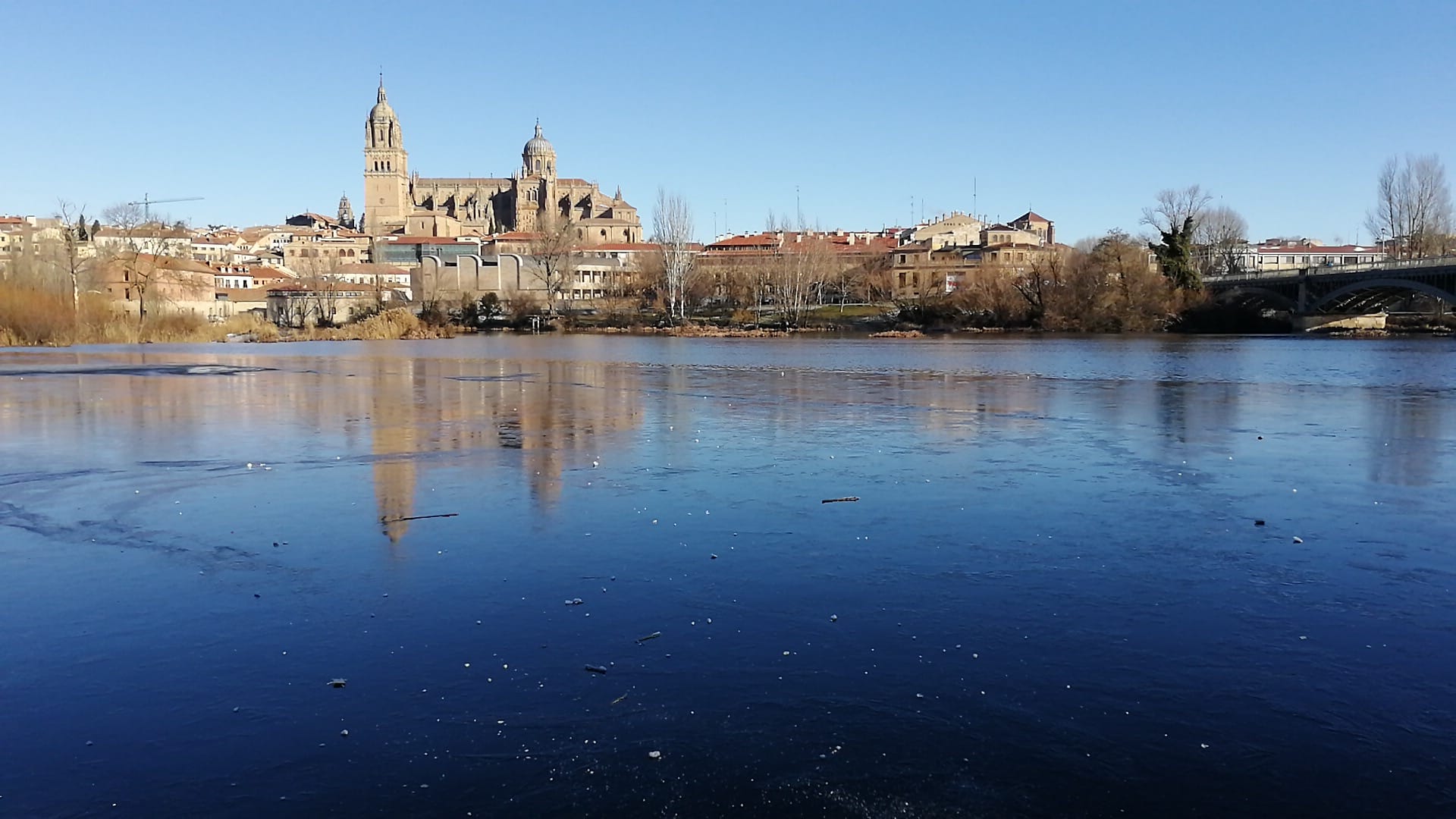 La postal de Salamanca, con las catedrales reflejadas en el agua del Tormes, helada.