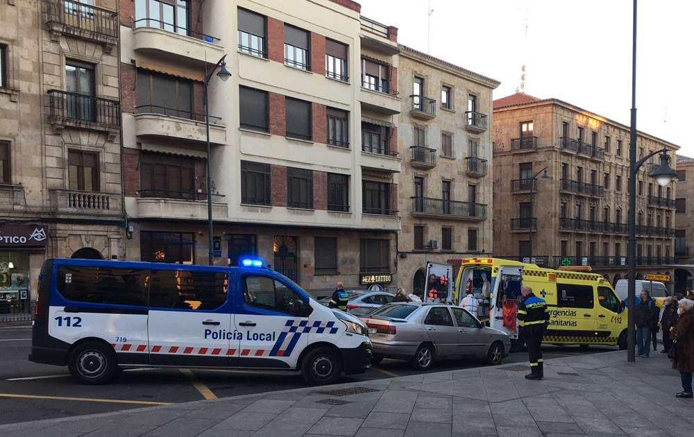 Un joven de 15 añios sufre convulsiones en la Gran Vía y acude un equipo de emergencias a atenderlo.