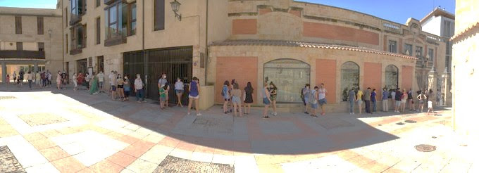 Visitantes haciendo cola para acceder al Museo Casa Lis en agosto de 2020.