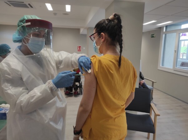 Una de los profesionales de San Antonio Clece Vitam se pone la vacuna contra la Covid-19.