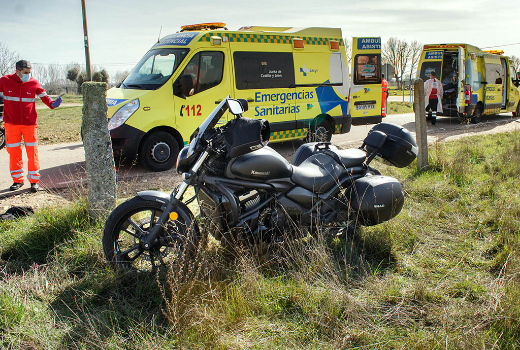 Vicente / ICAL . Un motorista herido en un accidente en Alba de Yeltes(Salamanca)