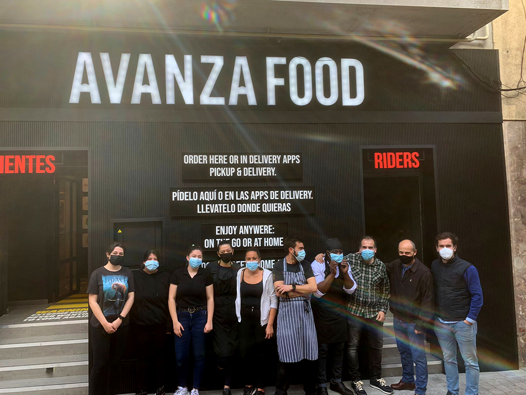 El equipo que trabaja en las cocinas de Avanza Food, ubicado en la avenida de Portugal, 80.