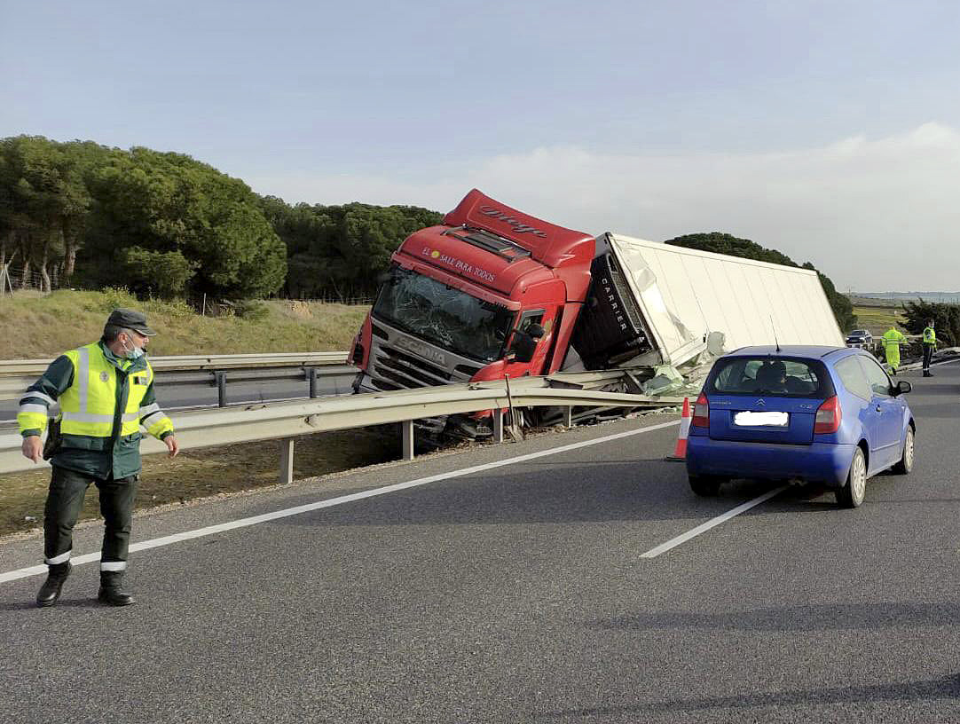 ICAL. Bomberos Diputación de Valladolid / ICAL . Accidente de tráfico de un camión en la A-62 a la altura de Villamarciel (Valladolid)