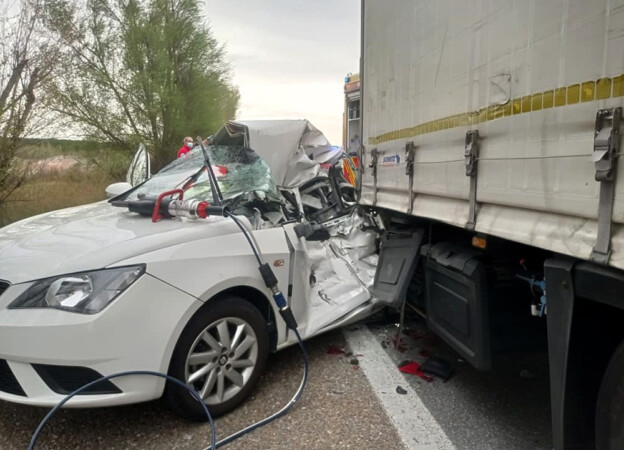 Bomberos Diputación Valladolid / ICAL . Fallece en una colisión contra un camión en la A-62 a la altura de Tordesillas (Valladolid)