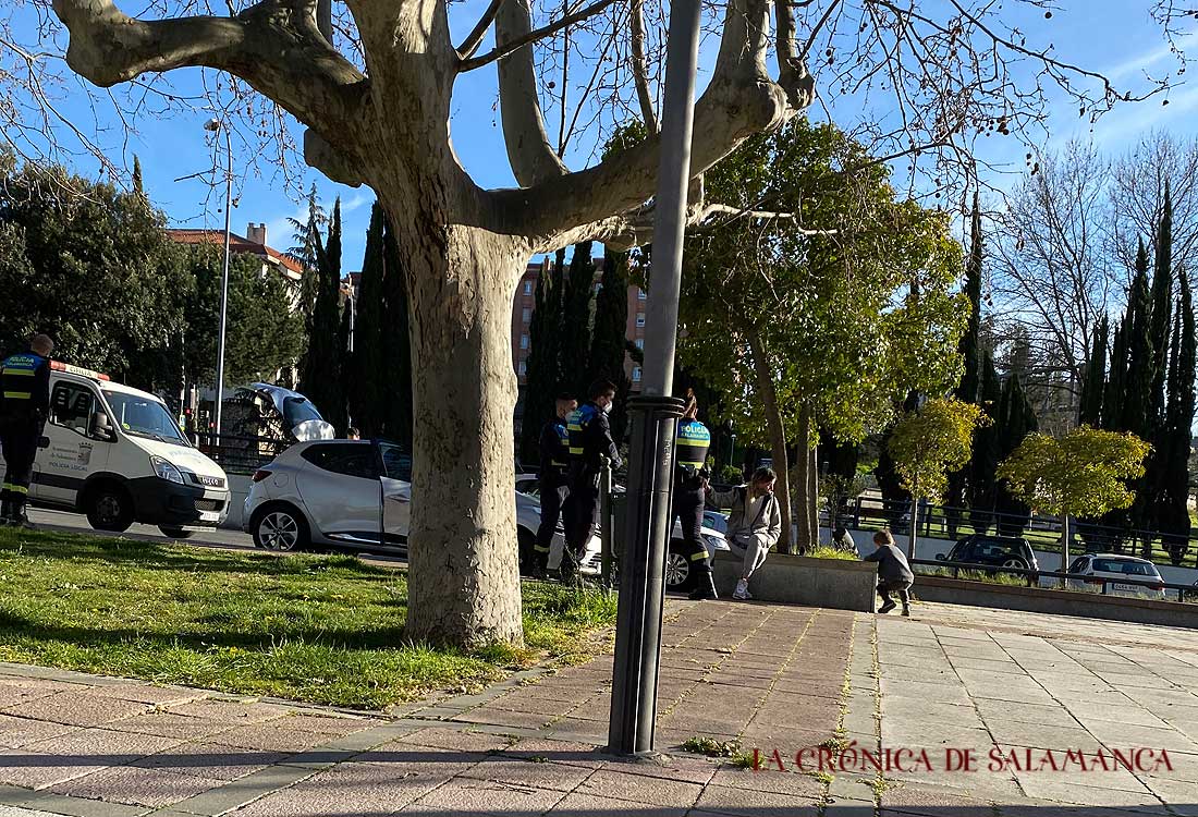 Auxilian a un bebé de 3 años que dormía en el interior de un coche "a pleno sol y con las ventanillas subidas" en Salamanca