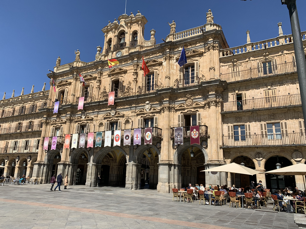 semana santa Los estandartes de las cofradías de Salamanca cuelgan de los balcones de la Plaza Mayor.