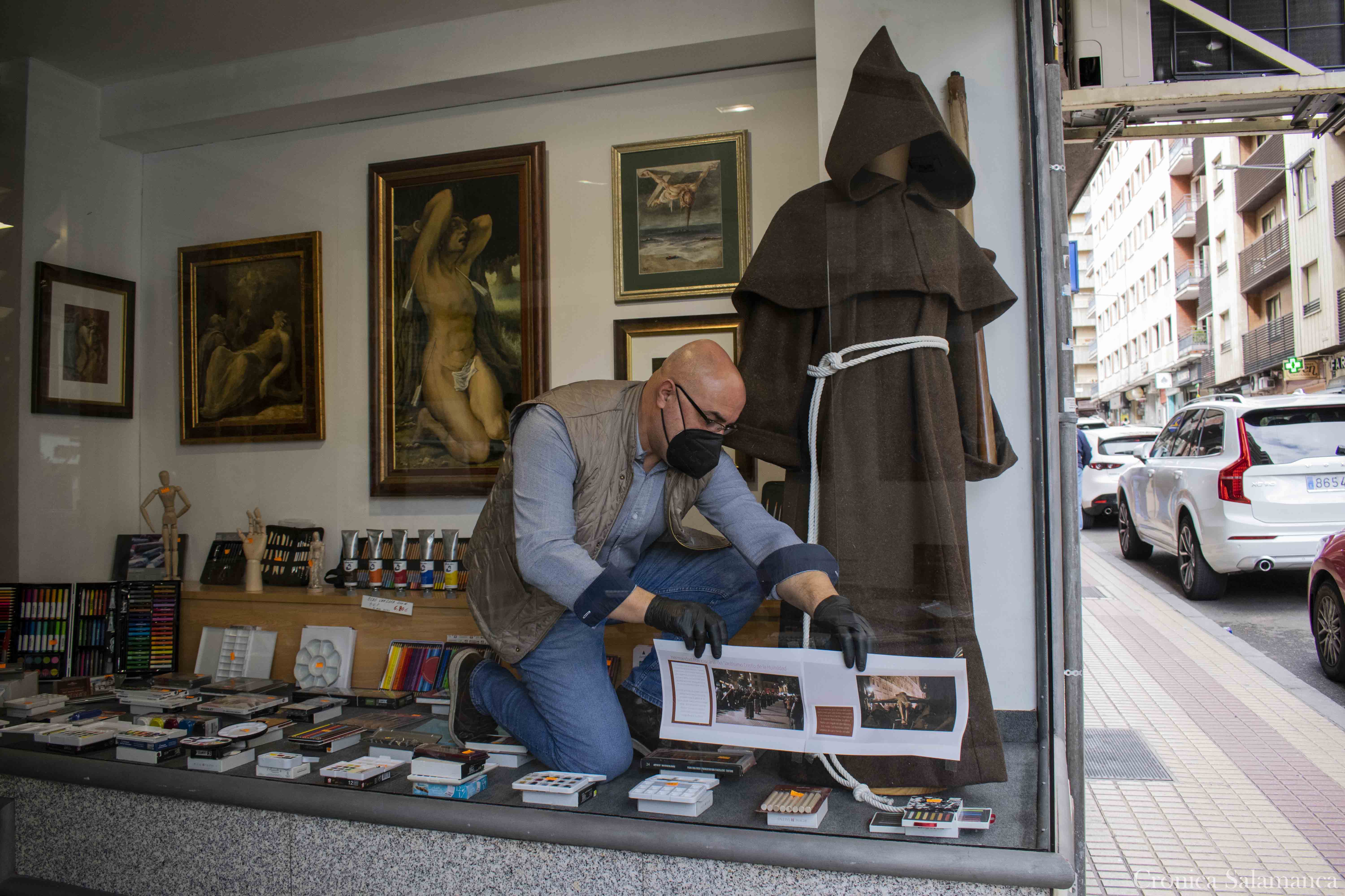 Los escaparates de los establecimientos de Wences Moreno muestran la Semana Santa de Salamanca.