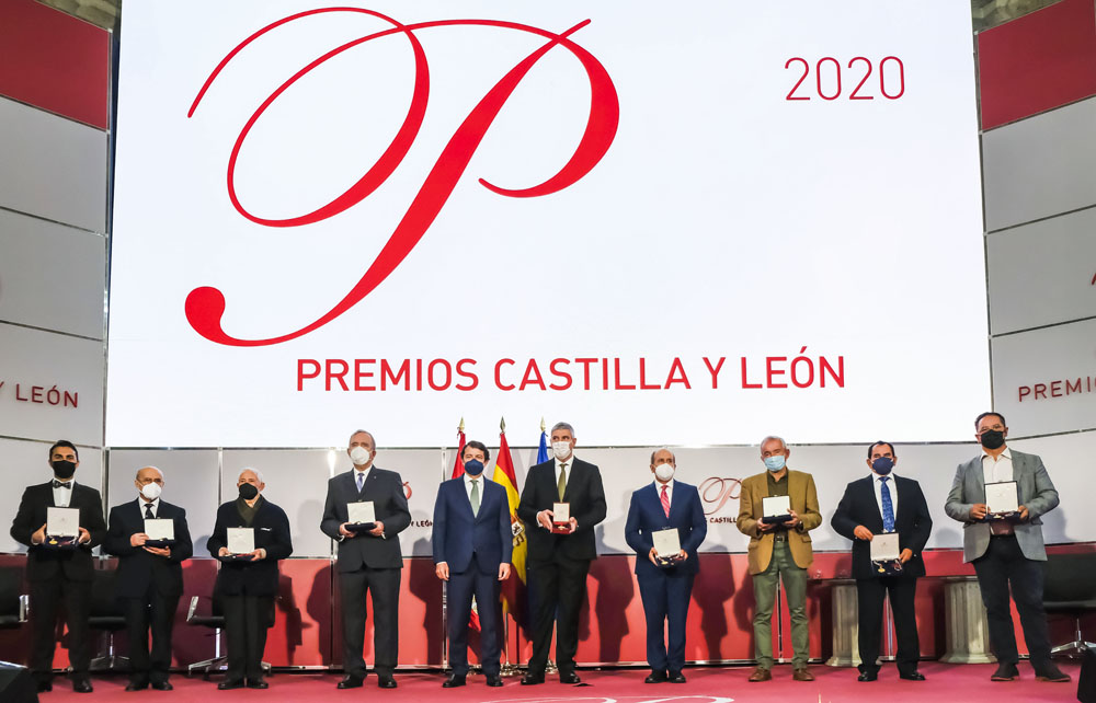 ICAL. El presidente de la Junta de Castilla y León, Alfonso Fernández Mañueco(C), junto a los Premios Castilla y León 2020