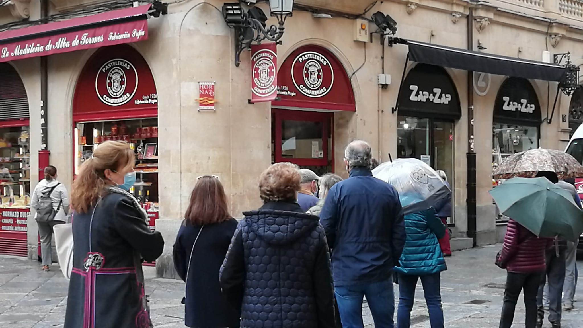 Colas en las pastelerías de Salamanca, este domingo previo al Lunes de Aguas. (2)