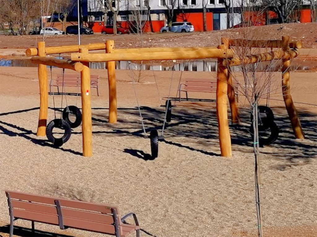 Los columpios del nuevo parque infantil en la avenida Huertas de la Vega.