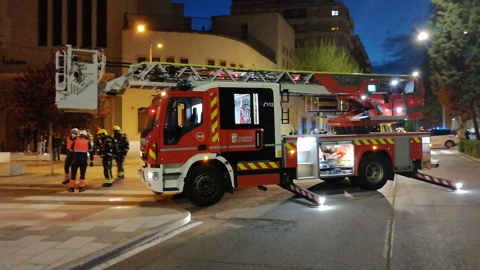 Una dotación de bomberos en la calle Agricultura del barrio de Garrido.